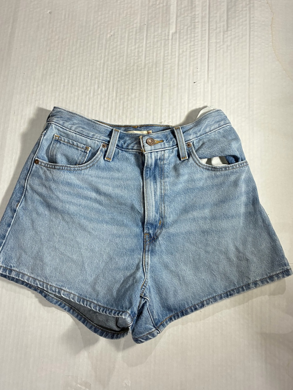 LEVI'S HIGH RISE MOM SHORT - Picture 4 of 16